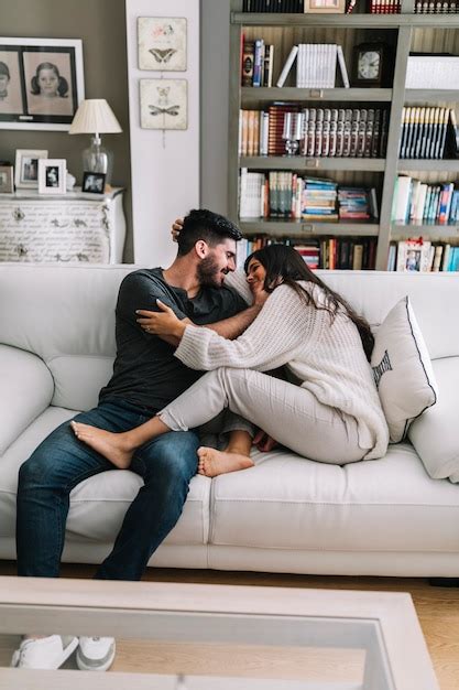 latina haciendo el amor|Una pareja joven haciendo el amor: video de stock  .